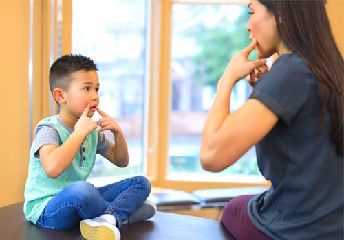 گفتار درمانی برای دیر حرف زدن کودک